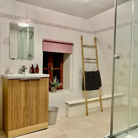 Fleurs Sauvages A Rebeuse New Hosts Full Of Nature アパート